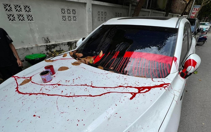 Đậu xe gây 'chướng mắt', xế hộp bị tạt sơn đỏ khiến dân tình nổ ra cuộc tranh cãi dữ dội Ảnh 2