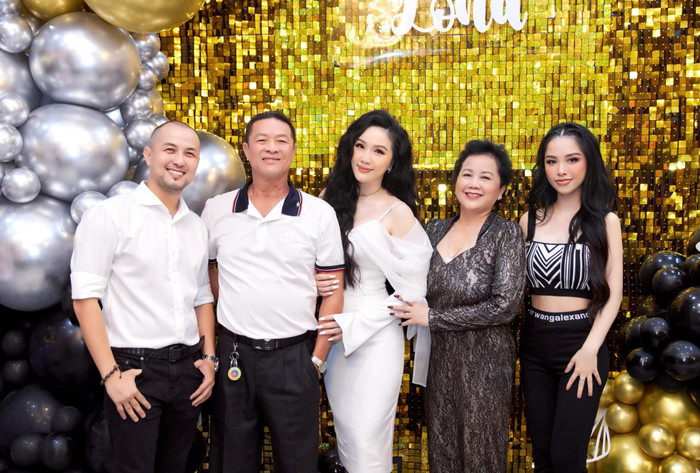 Được biết gia đình luôn là chỗ dựa tinh thần cho nữ ca sĩ mỗi khi gặp khó khăn.