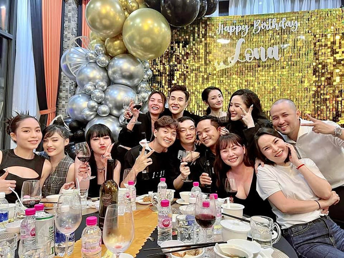 Tuy không xuất hiện trong một khung hình nhưng sự xuất hiện của Ngô Kiến Huy và Khổng Tú Quỳnh trong bữa tiệc khiến nhiều người bất ngờ.