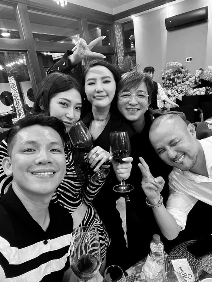 Hình ảnh Bảo Thy thay đồi đen, 'quẩy tới bến' cùng bạn bè.