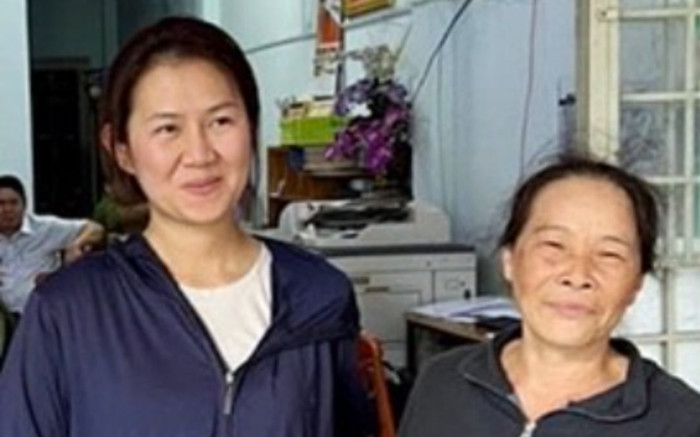 Người phụ nữ nhặt ve chai trả lại chiếc iPhone 13 cho người đánh rơi Ảnh 2