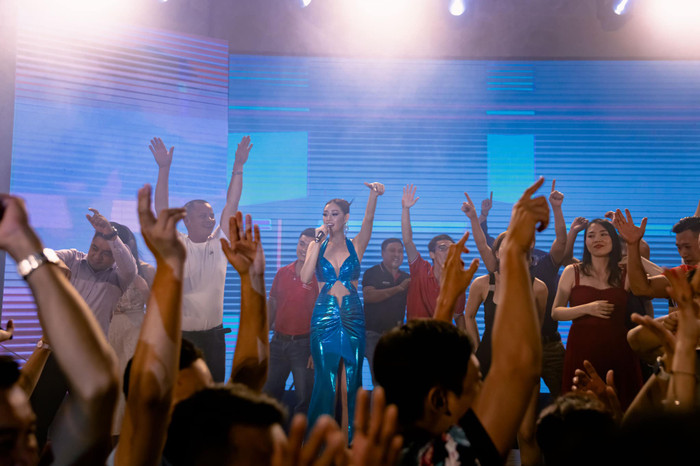 Được fan yêu cầu hát hò, Kim Duyên liền 'đánh trống lảng' qua cho Hoa hậu Khánh Vân? Ảnh 6