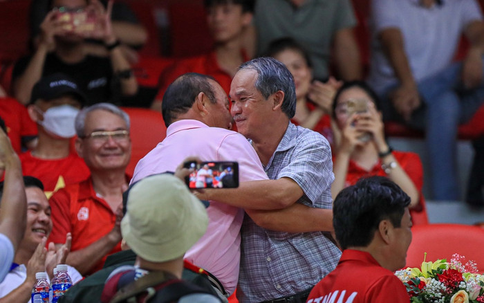 Bầu Đức và HLV Park Hang Seo dành cho nhau cái ôm đầy thắm thiết Ảnh 2