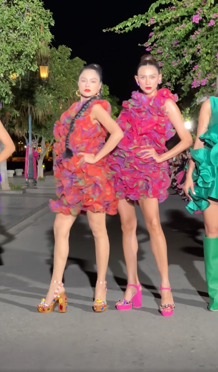 Cảnh posing cuối clip bị cho là khá ô dề vì cô ép sát cơ thể vào người của siêu mẫu Võ Hoàng Yến. 