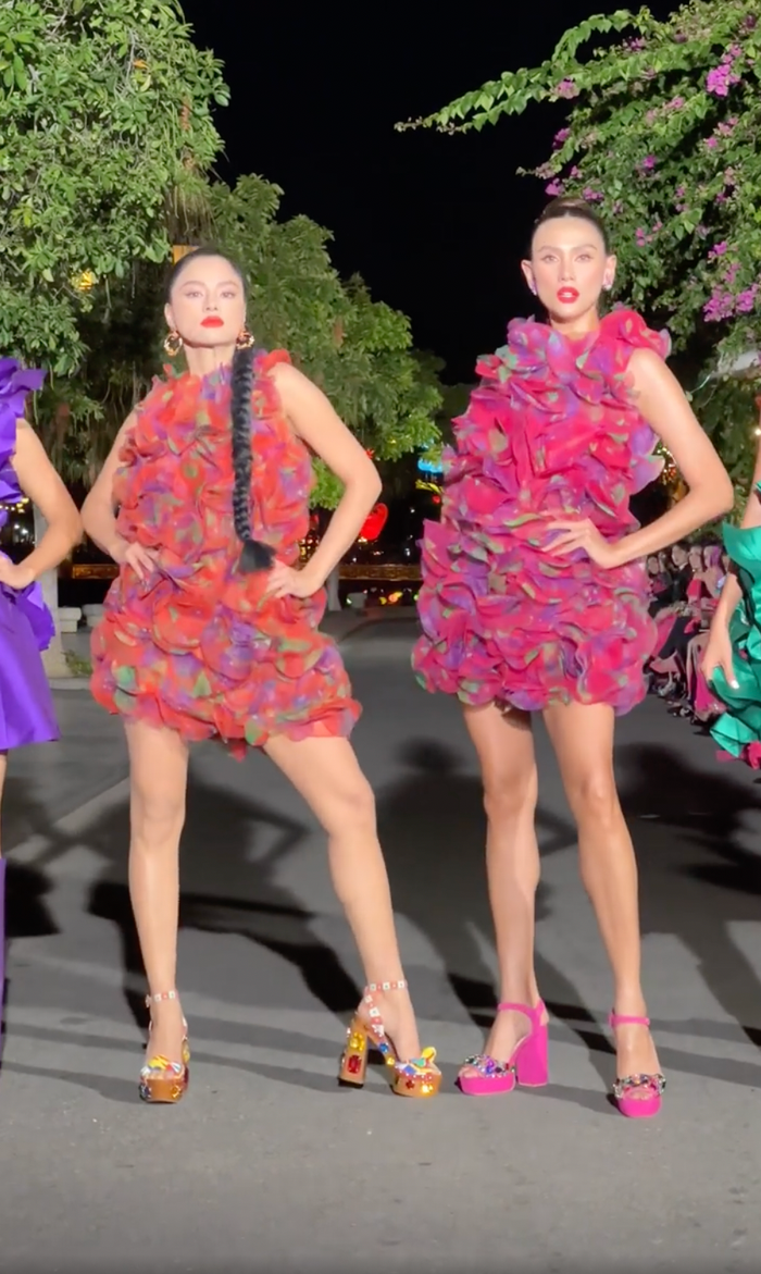 Trong video, siêu mẫu sinh năm 1985 sải bước khá mạnh khiến đôi chân trở nên thô hơn so với bạn diễn. 