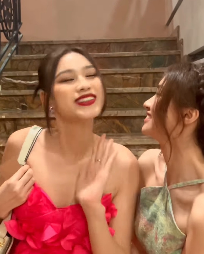 Ban đầu Hòa Minzy và Đỗ Hà đứng xêm xêm nhau.