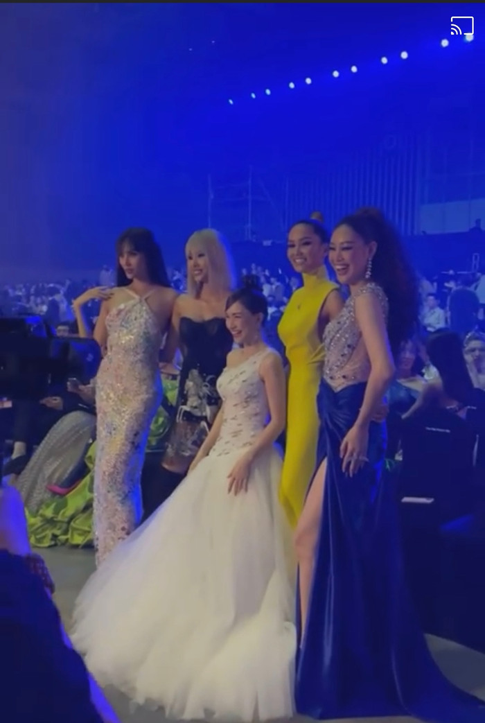 Hòa Minzy từng không ít lần liều mình để đọ chiều cao với rất nhiều Hoa hậu của Vbiz.