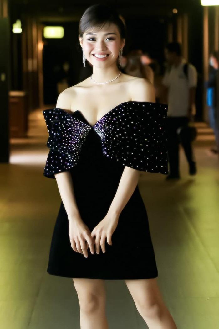 Phong cách đi dự sự kiện của Lê Lộc 'sang mịn' hơn hẳn diện mạo ngày trước.