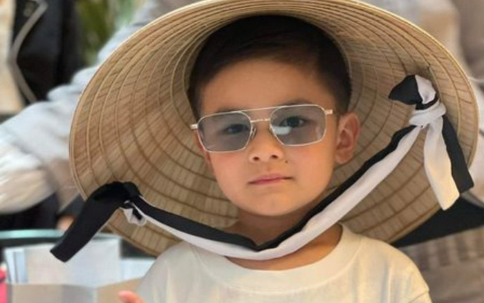 Con trai Đan Trường đội nón lá, theo mẹ đi làm từ thiện trong lần đầu về Việt Nam Ảnh 2