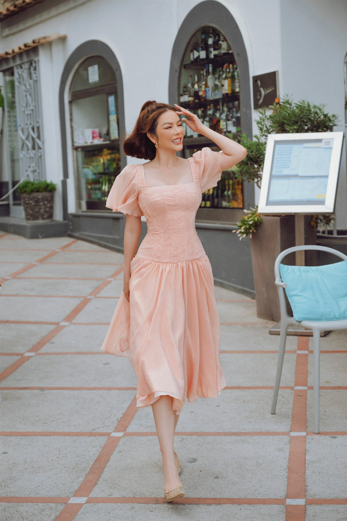 Khi xuống phố, sao phim 'Kiều nữ và đại gia' chuộng các bộ đầm khá đơn giản trẻ trung, trái ngược hoàn toàn với hình ảnh lộng lẫy quý phái trên thảm đỏ.