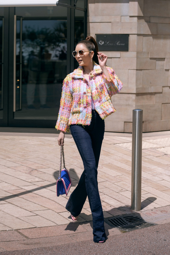 Đây là bộ cánh đầu tiên hậu Cannes được Lý Nhã Kỳ đăng tải trên Facebook cá nhân có gam màu sặc sỡ như cây kem mùa hè.