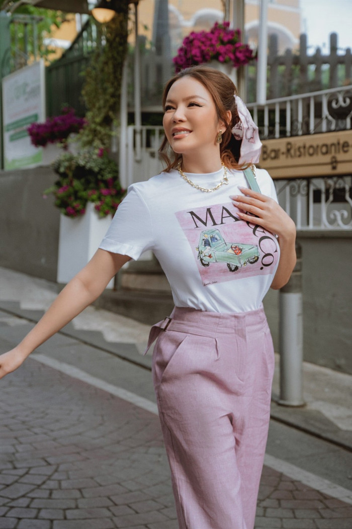 'Nữ đại gia Vbiz' đã bước sang tuổi tứ tuần nhưng cô biết cách 'ăn gian tuổi' bằng cách luôn chọn gam màu sáng cho trang phục. Việc trang điểm tông hồng hoặc cam giúp khuôn mặt cô trở nên thanh thoát hơn.