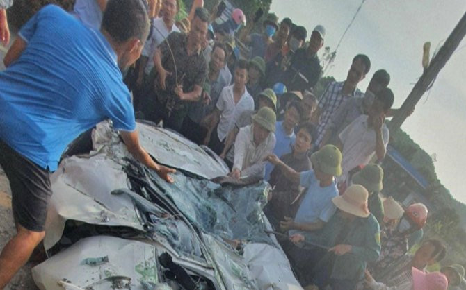 'Nghẹt thở' giây phút người dân đập kính giải cứu thanh niên trong vụ xe tải ben chở đất đè bẹp ôtô con Ảnh 2