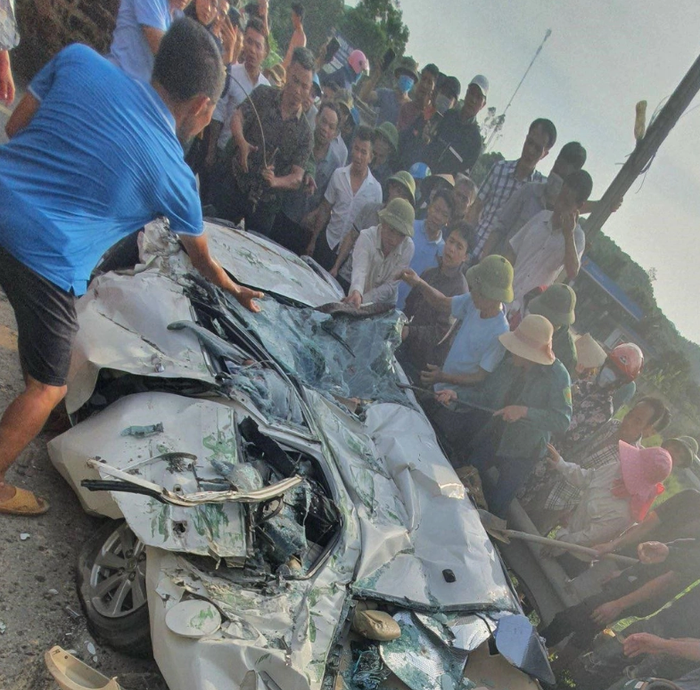 Rất đông người đã bới đất, đập cửa kính để cứu người bị mắc kẹt