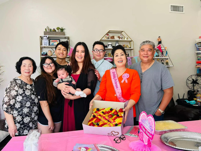  NSND Hồng Vân nhận được nhiều món quà ý nghĩa từ bạn bè, người thân gửi tặng.