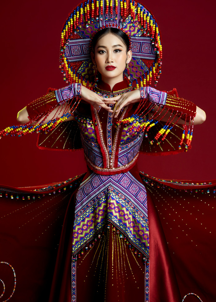 Trang phục dân tộc bằng thổ cẩm ấn tượng của đại diện Việt Nam tại Miss Global 2022 Ảnh 9