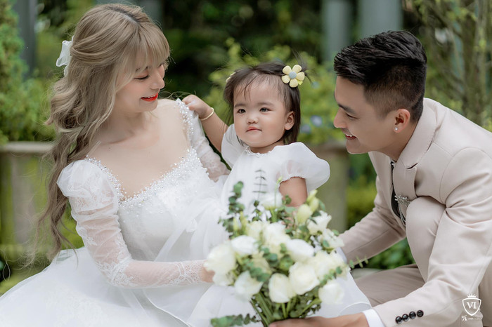 Sự xuất hiện của nhóc tỳ Minnie bên cạnh bố mẹ làm cho cư dân mạng vô cùng thích thú