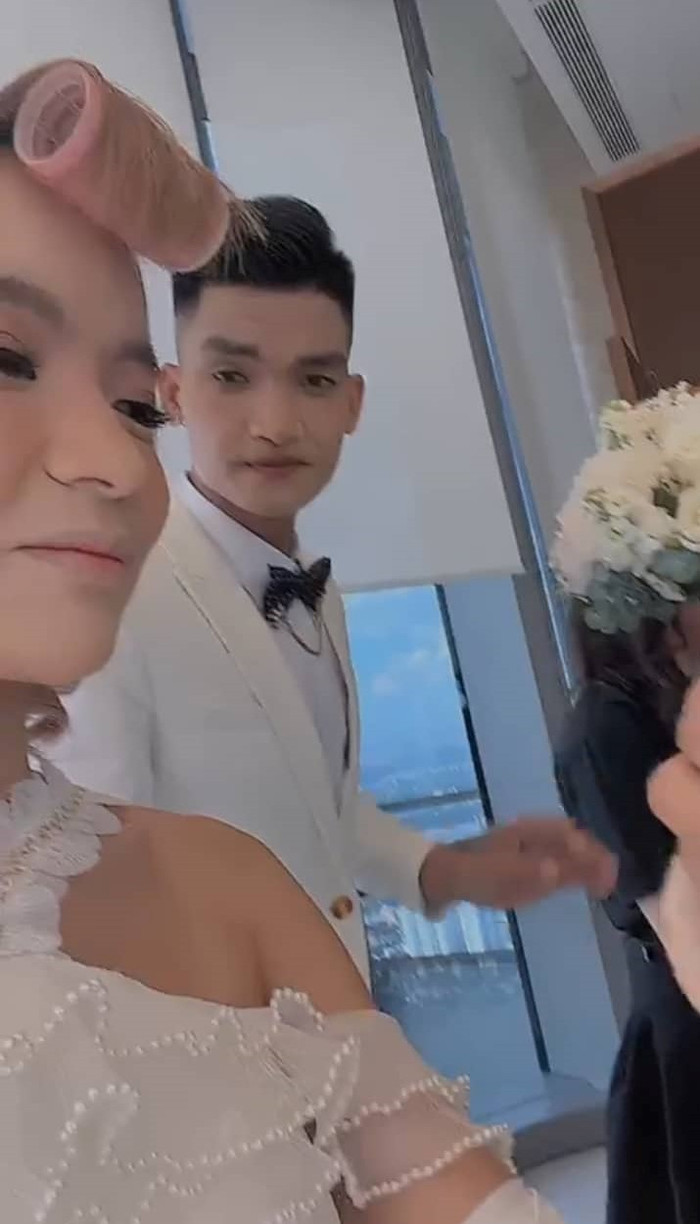 Diện mạo quyến rũ của bà xã khiến Mạc Văn Khoa không thể rời mắt