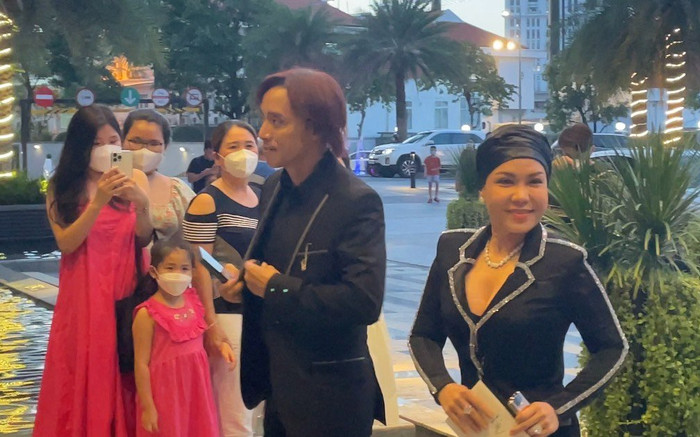 Dàn sao xúng xính váy áo dự đám cưới Mạc Văn Khoa, Việt Hương chiếm spotlight với trang phục ấn tượng Ảnh 2