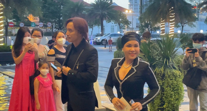 Nữ diễn viên hài chiếm spotlight với bộ trang phục tinh tế, hết sức sang trọng. 