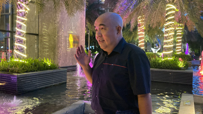 Đạo điễn Quốc Thuận có mặt từ rất sớm trong ngày vui của đàn em.