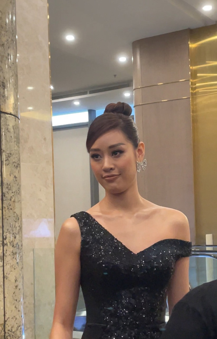 Hoa hậu Khánh Vân có mặt từ sớm, người đẹp xuất hiện với chiếc đầm đen trễ vai cùng nhan sắc đỉnh cao tạo sự chú ý.