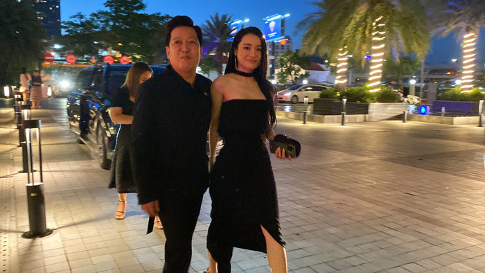 Trường Giang xuất hiện với thân hình phát tướng bên cạnh Nhã Phương.