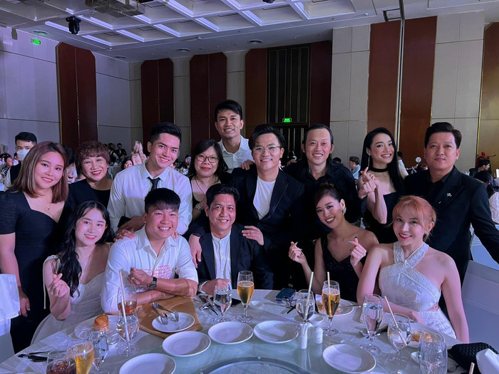 Dàn khách mời cũng không quên gửi lời chúc mừng tới vợ chồng Mạc Văn Khoa trong ngày trọng đại.&nbsp;