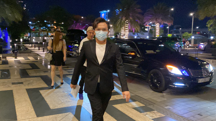 Khán giả đặc biệt chú ý MC Đại Nghĩa vẫn lẻ bóng đi đám cưới giữa tin đồn rạn nứt tình cảm với Võ Tấn Phát.