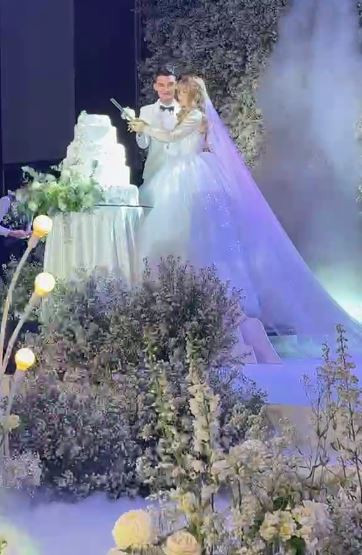 Sau màn phát biểu của đại diện hai bên, Mạc Văn Khoa và Thảo Vy đã cùng cắt bánh cưới