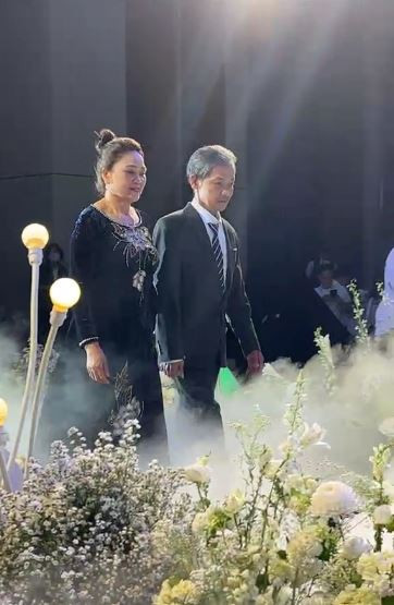 Bố mẹ của Mạc Văn Khoa bước lên sân khấu