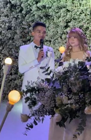 Hình ảnh của Mạc Văn Khoa bên bà xã xinh đẹp trong tiệc cưới