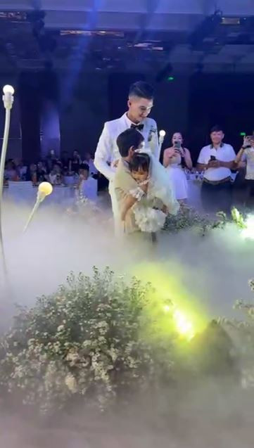 Ái nữ Minnie nhà nam diễn viên đã òa khóc khi được bế lên sân khấu chung vui cùng bố mẹ