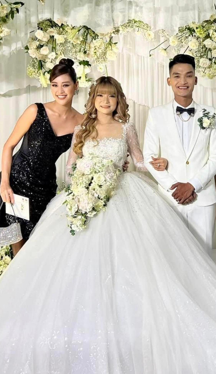 Cô dâu chú rể rạng rỡ trong ngày vui hạnh phúc