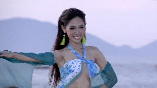 Đỗ Nhật Hà gặp sự cố để lộ vòng 1 khi đi catwalk, một đồng nghiệp liền tung tà áo che chắn cho đàn em Ảnh 3