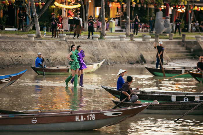 Chưa từng có tại Vbiz: Sàn catwalk đặt ngay dưới sông, người mẫu 'lướt trên mặt nước' Ảnh 6