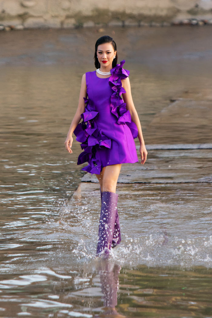 Chưa từng có tại Vbiz: Sàn catwalk đặt ngay dưới sông, người mẫu 'lướt trên mặt nước' Ảnh 7