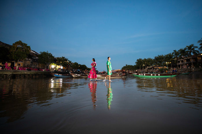 Chưa từng có tại Vbiz: Sàn catwalk đặt ngay dưới sông, người mẫu 'lướt trên mặt nước' Ảnh 8