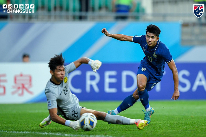 U23 Thái Lan thắng tưng bừng Malaysia 3-0, trong đó có cú đúp bàn thắng của Suphanat.