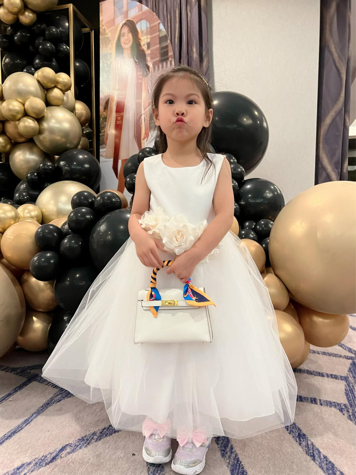 Nhóc tỳ được thừa hưởng nhiều nét đẹp từ bố mẹ