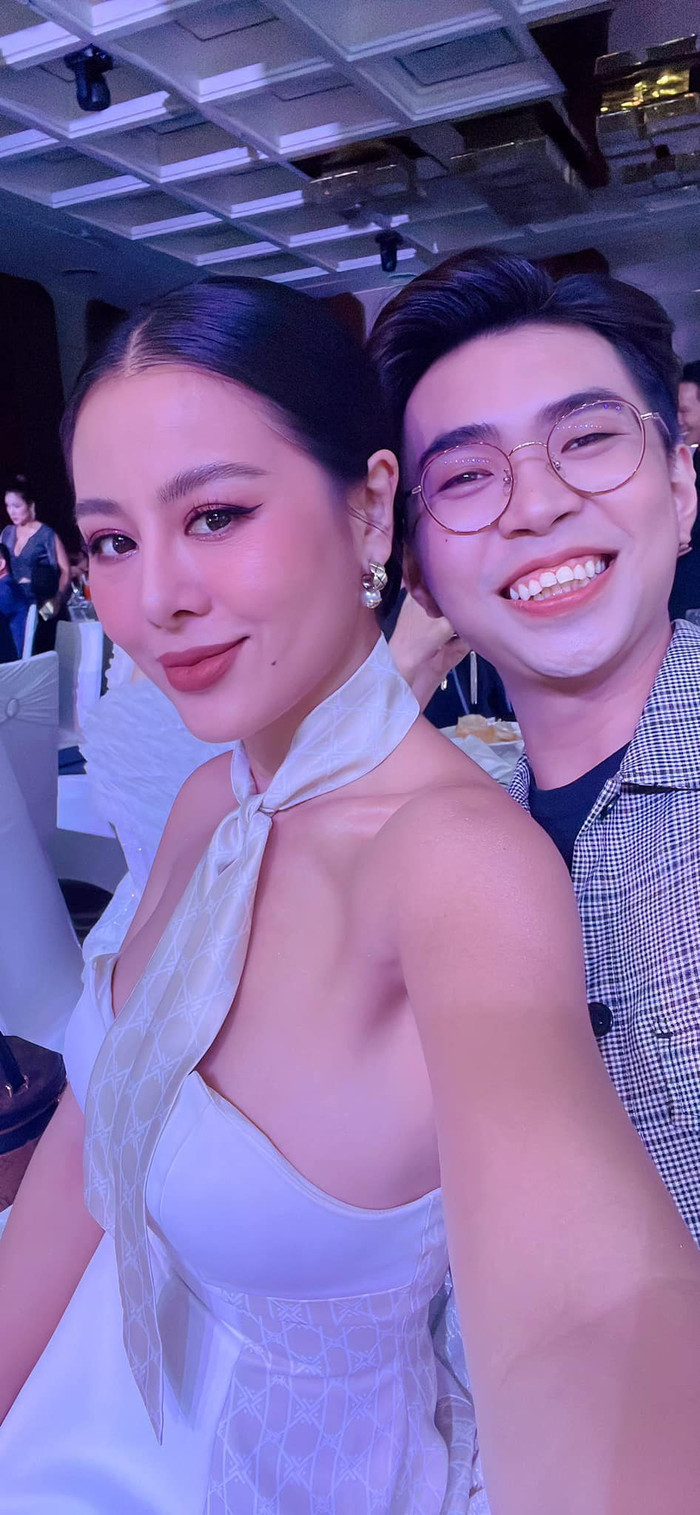 Bức ảnh tự sướng được Nam Thư đăng lên trang cá nhân. Cô chọn lối make up sắc sảo nhấn vào phần mắt. Do kiểu trang điểm khá đậm, 'kiều nữ làng hài' tiết chế phụ kiện đi kèm và vấn tóc đơn giản. Trong khi đó, thiết kế áo trễ vai cùng phụ kiện cổ tôn lên vẻ gợi cảm cho Nam Thư. Nam Dự lại như 'team chụp ké' khi núp sau đàn chị. Cả hai đều trong rạng rỡ khi dự tiệc cưới Mạc Văn Khoa.