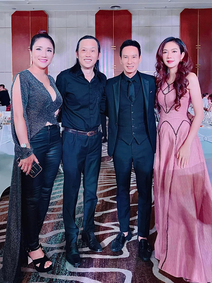 Trong bức ảnh được Minh Hà - vợ ca sĩ Lý Hải đăng trên trang cá nhân, Hoài Linh cởi bỏ khẩu trang và trông tươi tắn hơn. Hoài Linh gần đây quay về với kiểu tóc gắn với anh từ những ngày mới về Việt Nam hoạt động. Khán giả đang hy vọng Hoài Linh sẽ hoạt động trở lại sau loạt sự cố vừa qua. Trong khi đó, Cát Tường lại mắc lỗi trang phục. Chiếc quần khá bó sát khiến cô lộ khuyết điểm hình thể. Chiếc áo với thiết kế khá rườm rà cũng làm nữ MC trông lỗi thời hơn hẳn.