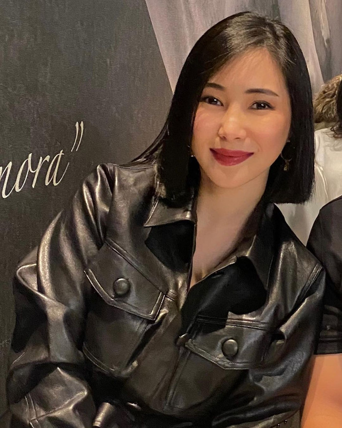 Visual của Hương Tràm được thăng hạng khác lạ khi chọn diện tóc ngắn.