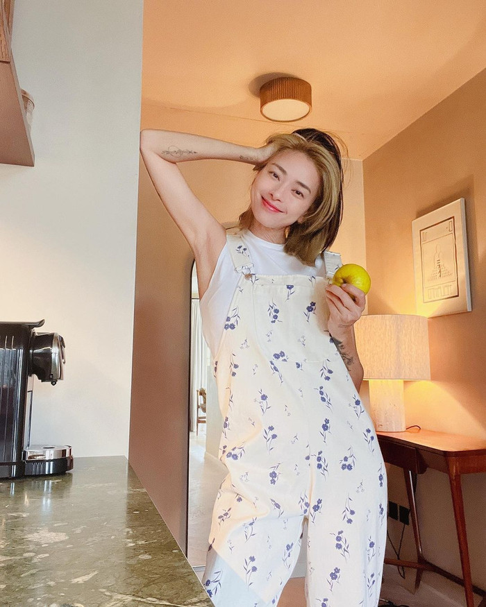 Hình ảnh đả nữ trưởng thành bao năm của Ngô Thanh Vân được thay thế bằng quý cô 'chịu chơi'. Nhìn sơ chẳng ai nghĩ sao phim Hai Phượng đã 43 tuổi. 