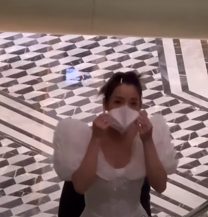 Puka bất ngờ khi phát hiện có sự xuất hiện của ống kính truyền thông.