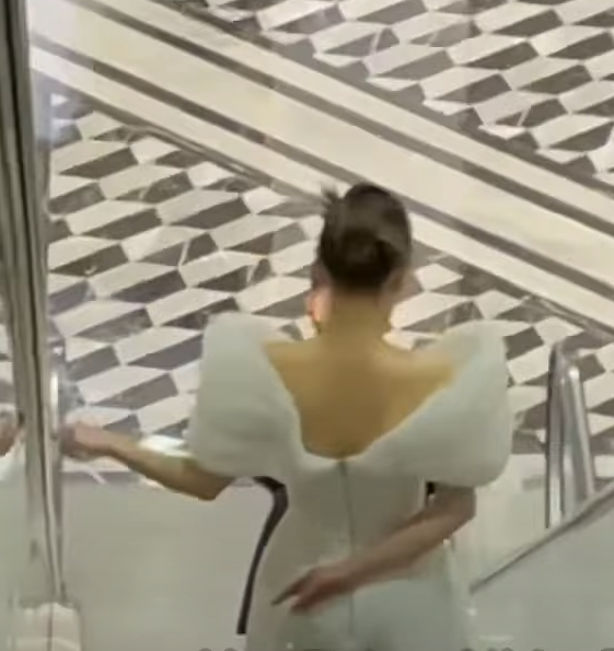 Gin Tuấn Kiệt chụp ảnh 'sống ảo' cho Puka trên đường rời khỏi sảnh sự kiện.