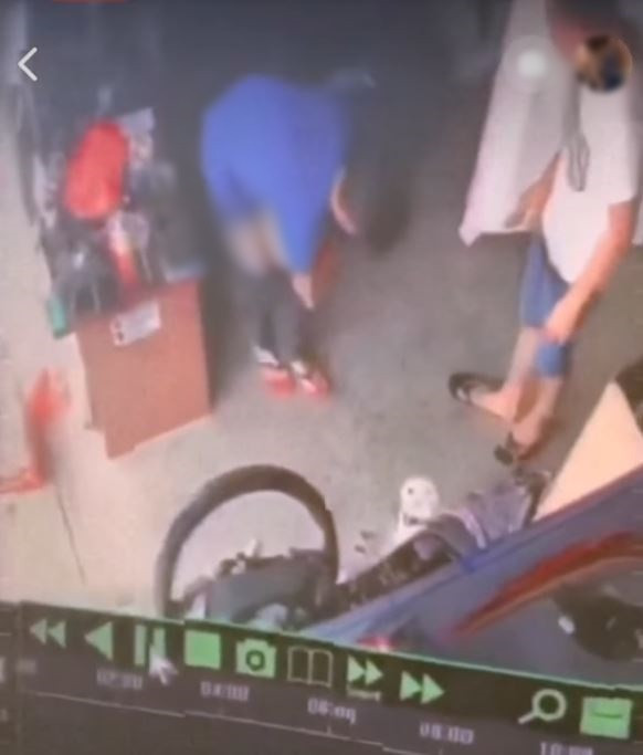 Tiếp đó, anh chàng phải tụt quần dài bên ngoài mới có thể bắt được con chuột ra ngoài