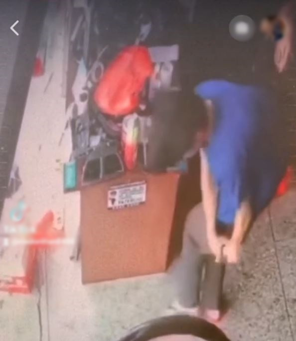 Nam thanh niên nhanh tay túm lấy con chuột