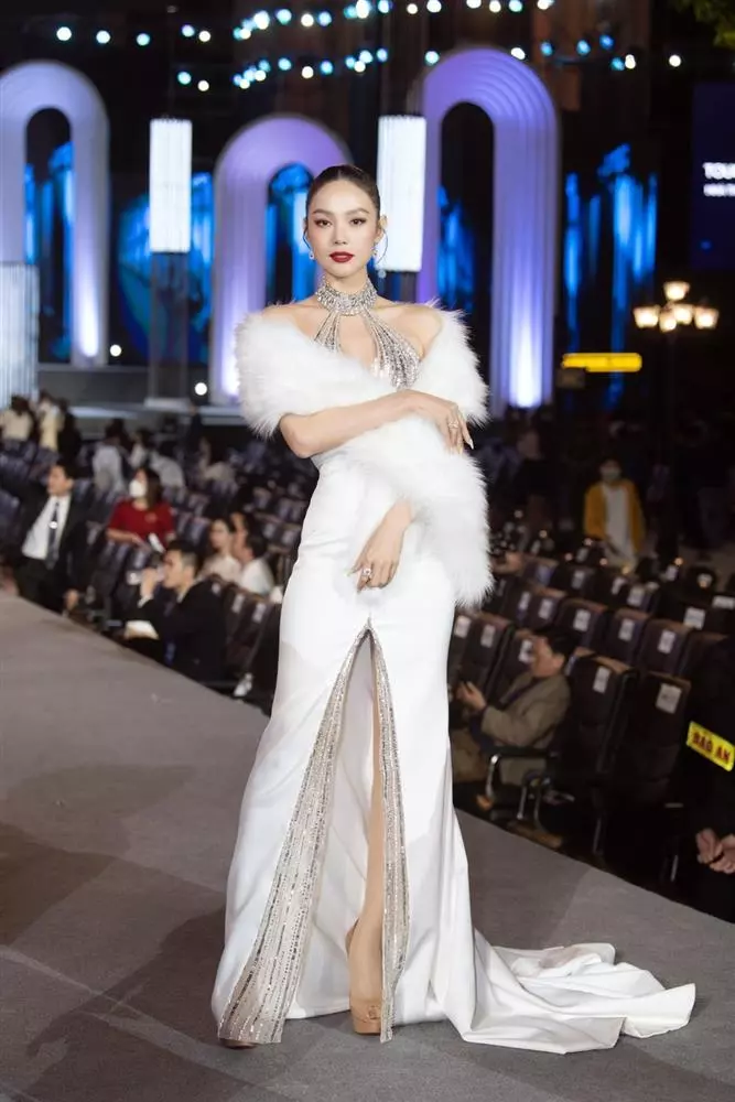 Cùng diện váy lộ vòng 1 'phồn thực', Minh Hằng ăn điểm trước Thùy Tiên nhờ điểm này Ảnh 8