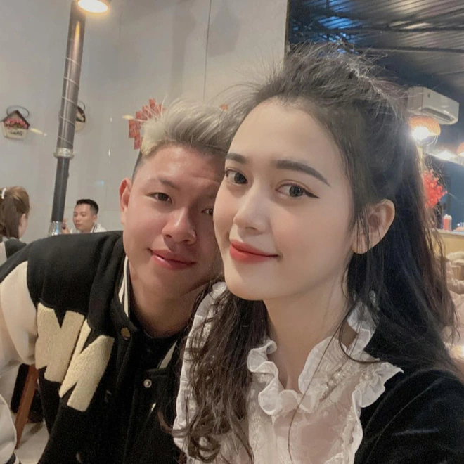 Vũ Tiến Long không ngại 'khoe' bà xã trên trang cá nhân.